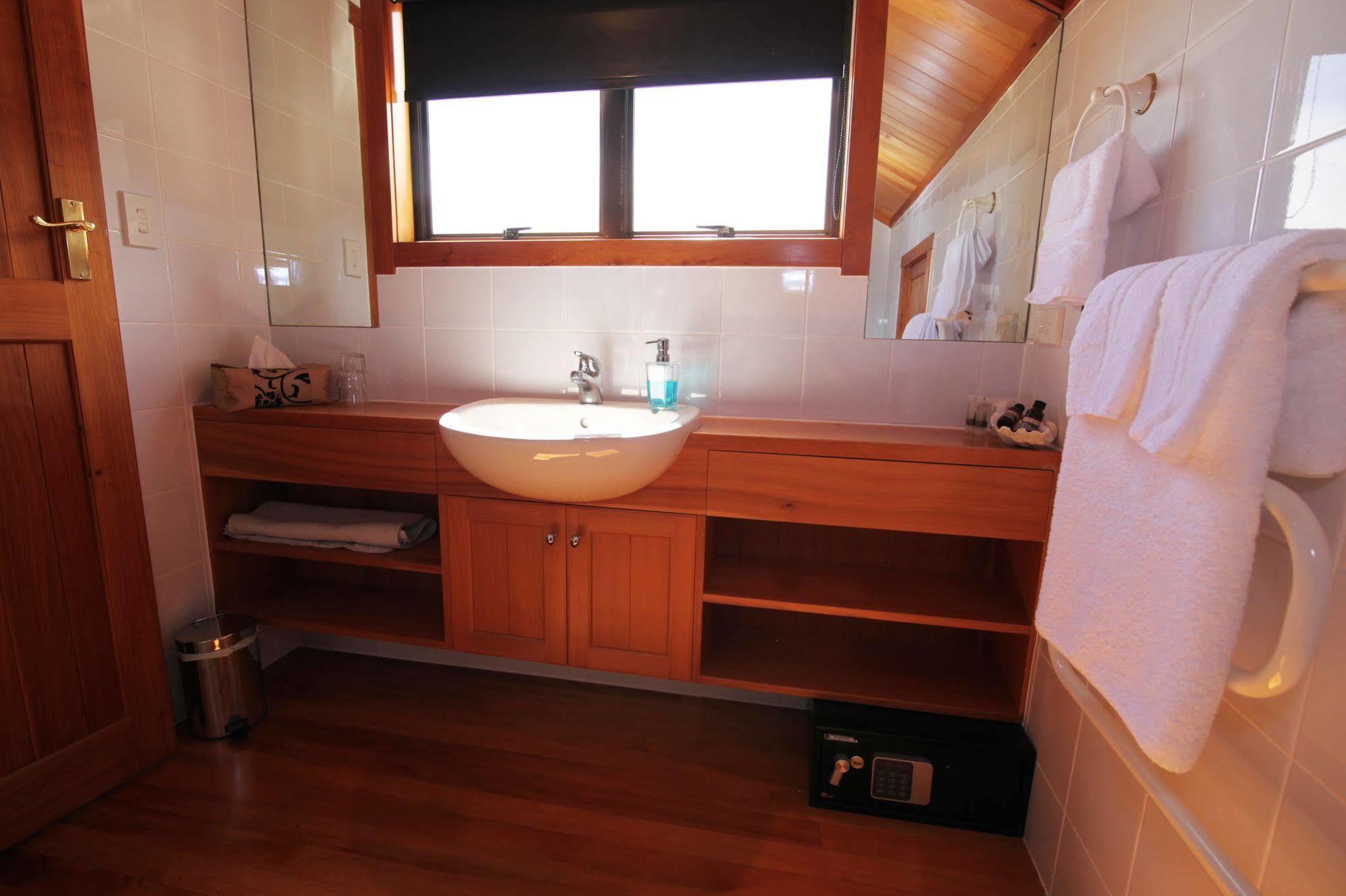 Te Puru Beach Lodge Bagian luar foto